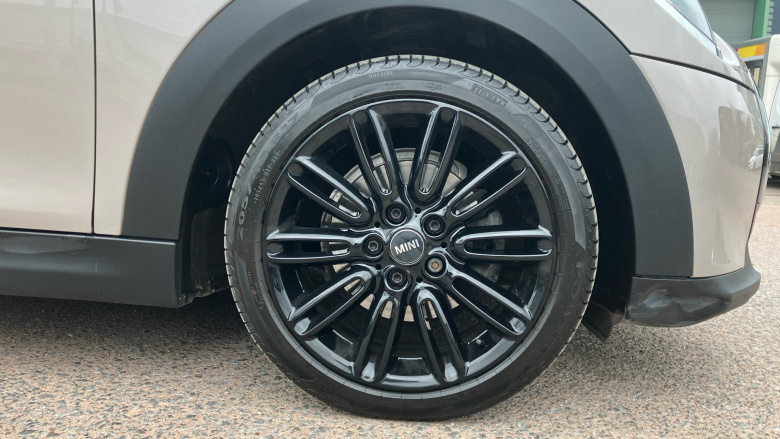 MINI Hatchback 1.5 Cooper Exclusive 3dr Auto Petrol Hatchback